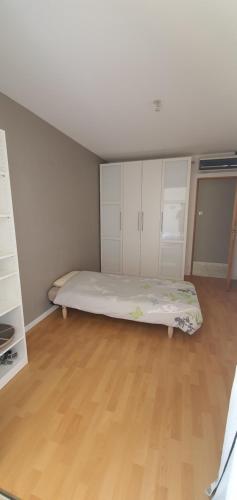 une chambre avec un lit dans le coin d'une pièce dans l'établissement Les Fargesias, à Saint-Marcel