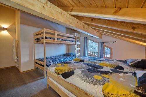 - une chambre avec 2 lits superposés dans une cabine dans l'établissement Chalet les Niverolles PARADISKI, à Peisey-Nancroix