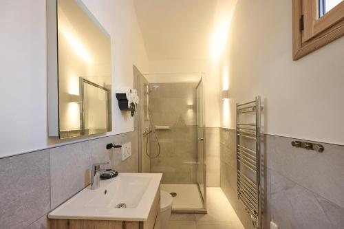 une salle de bain avec une douche, un lavabo et des toilettes dans l'établissement Chalet les Niverolles PARADISKI, à Peisey-Nancroix