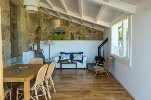 a dining room with a table and chairs at A Casa dos Caseiros ツ by Rias Baixas Rentals in Gondomar