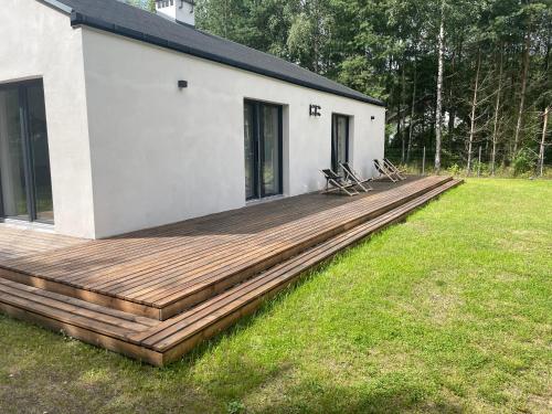 a wooden deck in front of a house at BoroweDomki in Tleń
