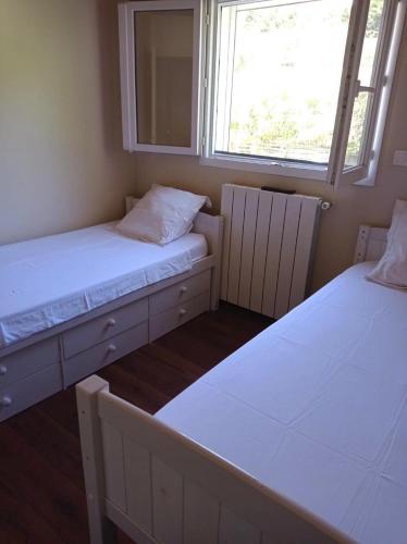 deux lits dans une chambre avec deux fenêtres dans l'établissement Nidusudest - 3 chambres - Parking, à Cagnes-sur-Mer