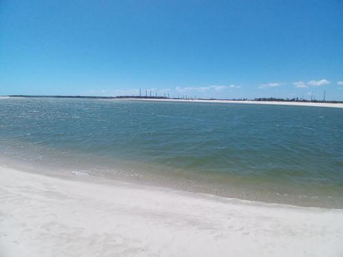 a beach with the ocean and the shoreline at Chales Da Mata in Fortim