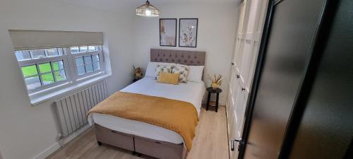 Ένα ή περισσότερα κρεβάτια σε δωμάτιο στο Homestay - Elegant, Quiet Modern Double Bedroom-Parking inc