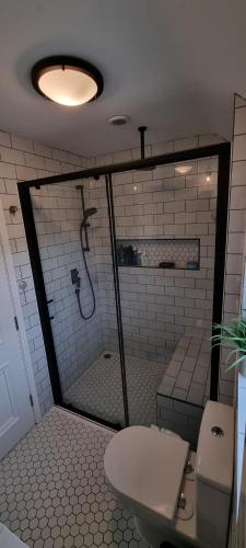 Ένα μπάνιο στο Homestay - Elegant, Quiet Modern Double Bedroom-Parking inc