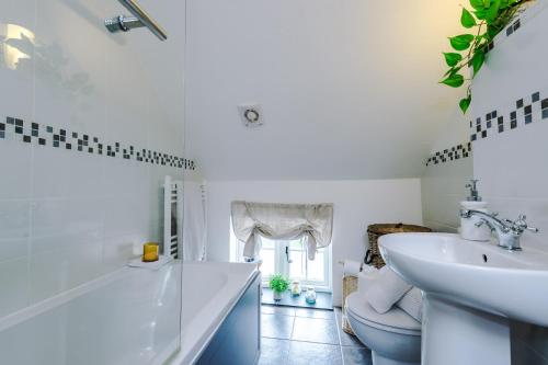 Et badeværelse på NEW! Stunning 3- Bed Cottage in Audlem by 53 Degrees Property, Ideal for Families & Groups!