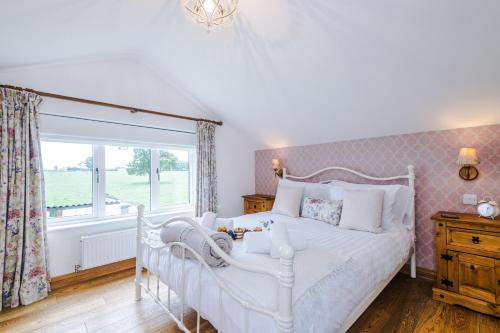 En eller flere senge i et værelse på NEW! Stunning 3- Bed Cottage in Audlem by 53 Degrees Property, Ideal for Families & Groups!