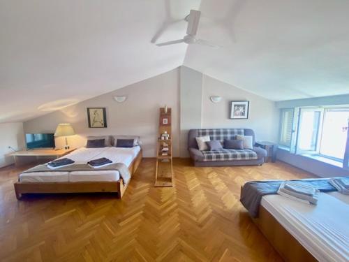 Top Floor Maisonette in centre