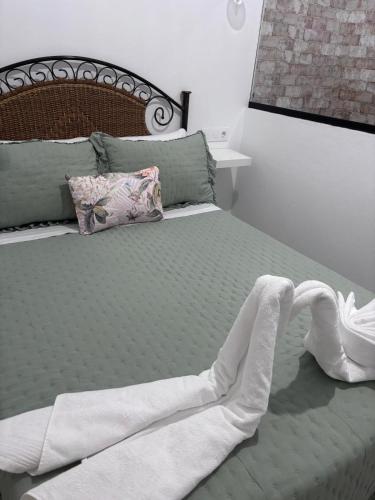 a bed with two white towels on top of it at La Morería y su jacuzzi in La Puebla de los Infantes