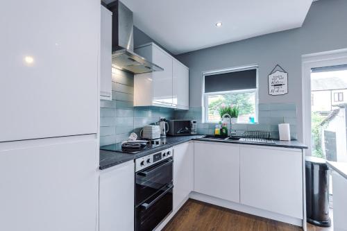 NEW! 3-Bed Spacious Home in Manchester by 53 Degrees Property, Ideal for Groups, FREE Parking! photo 15