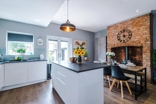 NEW! 3-Bed Spacious Home in Manchester by 53 Degrees Property, Ideal for Groups, FREE Parking! photo 5