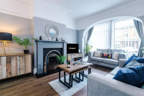 NEW! 3-Bed Spacious Home in Manchester by 53 Degrees Property, Ideal for Groups, FREE Parking! photo 1