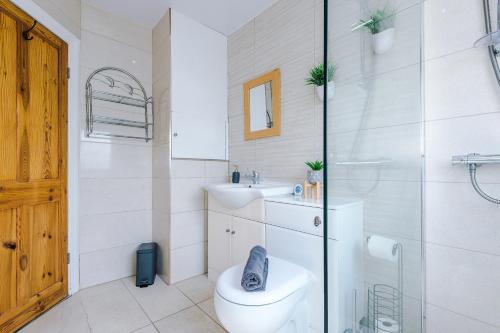 NEW! 3-Bed Spacious Home in Manchester by 53 Degrees Property, Ideal for Groups, FREE Parking! photo 9