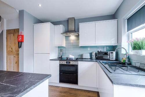 NEW! 3-Bed Spacious Home in Manchester by 53 Degrees Property, Ideal for Groups, FREE Parking! photo 18