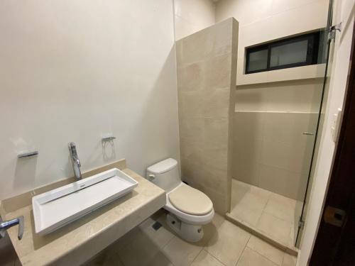 a bathroom with a toilet and a sink and a shower at Amplio departamento lujoso 3B in Tampico