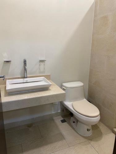 a bathroom with a toilet and a sink at Amplio departamento lujoso 3B in Tampico