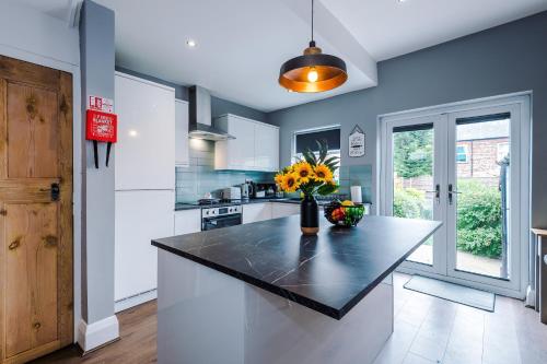 NEW! 3-Bed Spacious Home in Manchester by 53 Degrees Property, Ideal for Groups, FREE Parking! photo 16