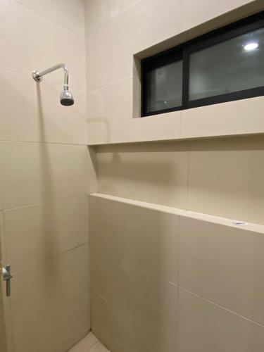 a bathroom with a shower and a window at Amplio departamento lujoso 3B in Tampico
