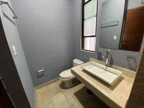 a bathroom with a sink and a toilet at Amplio departamento lujoso 3B in Tampico