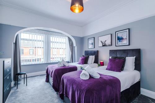 NEW! 3-Bed Spacious Home in Manchester by 53 Degrees Property, Ideal for Groups, FREE Parking! photo 3