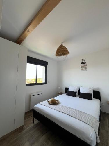 - une chambre avec un grand lit et un bol dans l'établissement Maison neuve 4 chambre avec jacuzzi, aux Pennes-Mirabeau