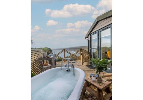 Balkoni atau teres di Polhawn Lookout, Whitsand Bay Cornwall