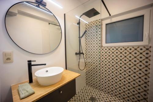 a bathroom with a sink and a mirror at Au petit mouton in Fernelmont