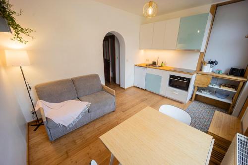 a living room with a couch and a kitchen at Au petit mouton in Fernelmont