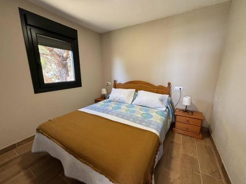 a bedroom with a bed and a window at Recuncho de Tatá in Camariñas