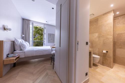 une chambre d'hôtel avec un lit et une salle de bain dans l'établissement Quartier Libre Marais, à Paris