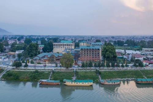 Výhled na řeku, která protéká v blízkosti hotelu