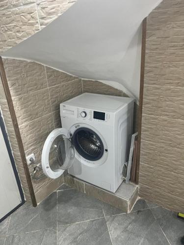 a washing machine in a corner of a room at Beachhouse Asilah in Asilah