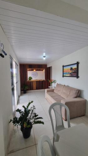 ein Wohnzimmer mit einer Couch und einem Sessel in der Unterkunft Pousada Mar de Sonhos in Maragogi