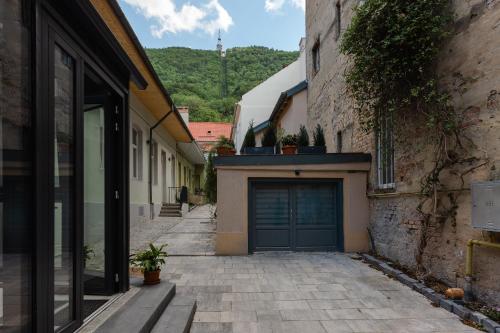 un callejón con garaje en un edificio en House 66, en Brasov