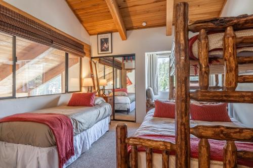 a bedroom with two bunk beds in a house at Courchevel #15 - 2 Bedroom, 2 Bathroom, Sleeps 6! Just steps to Canyon Lodge! in Mammoth Lakes