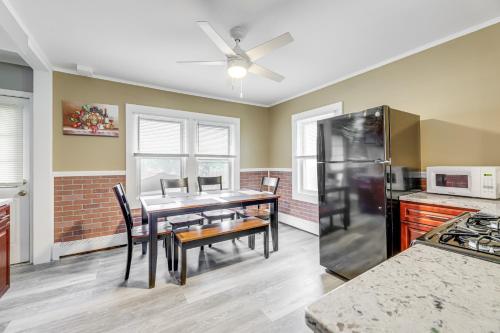 Una cocina y un comedor con mesa y sillas. en Easthampton Apartment Near Breweries and Rail Trail!, en Easthampton