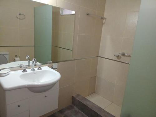 a bathroom with a sink and a shower at Amplia casa en planta alta en Av Mitre Parque Urquiza in Paraná