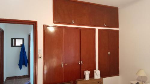 a room with wooden cabinets on the wall at Amplia casa en planta alta en Av Mitre Parque Urquiza in Paraná