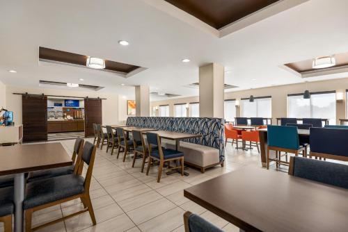 a dining room with tables and chairs at Holiday Inn Express Hotel & Suites Fredericksburg by IHG in Fredericksburg