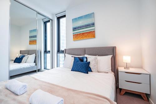 Una cama o camas en una habitación de 3br2ba Apt In Footscarypoolcar Parkwifi