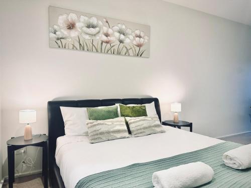 Postel nebo postele na pokoji v ubytování Summus 2br2ba Maribyrnong Wifi Parkbalcony