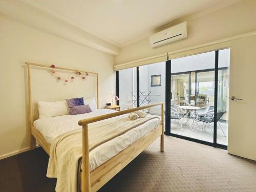 Postel nebo postele na pokoji v ubytování Mt Waverley Spacious 2br2ba Parking Wifi Balcony