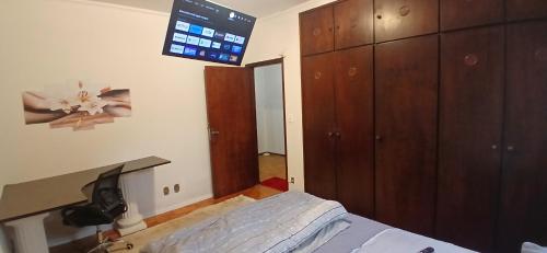 Ένα ή περισσότερα κρεβάτια σε δωμάτιο στο Excelente Casa espaçosa