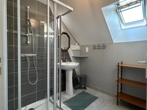 Nohant-VicにあるMaison berrichonne authentique avec jardin, près du Domaine de George Sand et activités variées - FR-1-591-195のガラスのシャワーと洗面台を備えたバスルーム