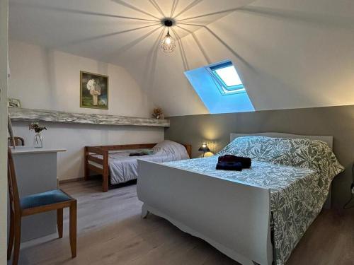 Nohant-VicにあるMaison berrichonne authentique avec jardin, près du Domaine de George Sand et activités variées - FR-1-591-195のベッドと窓のある寝室