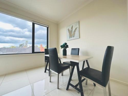 Posezení v ubytování Mt Waverley Spacious 2br2ba Parking Wifi Balcony