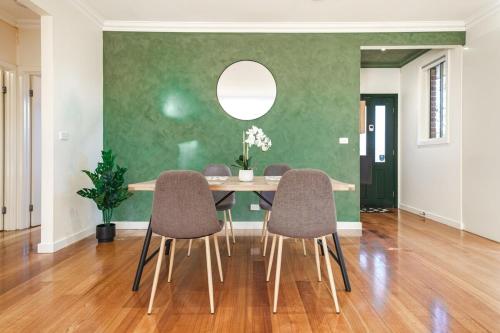 a dining room with a table and chairs at Nunawading Beautiful 3br Housedeckingcourtyard in Nunawading