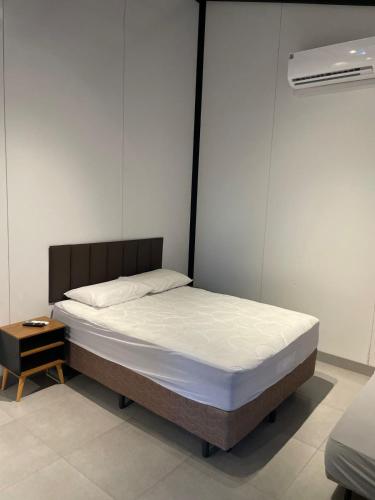 Ένα ή περισσότερα κρεβάτια σε δωμάτιο στο Estudios Mobiliados para locação