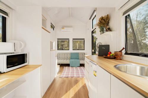 Dapur atau dapur kecil di 5 Acre Retreat Jimboomba Loft by Tiny Away