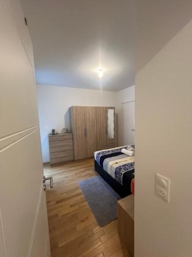 - une chambre avec un lit et un placard dans l'établissement Appartement T3 Haut de standing paris, à Clichy